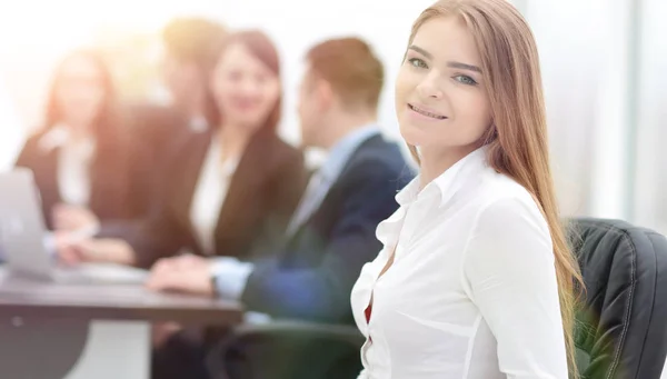 Porträt einer jungen Büroangestellten — Stockfoto