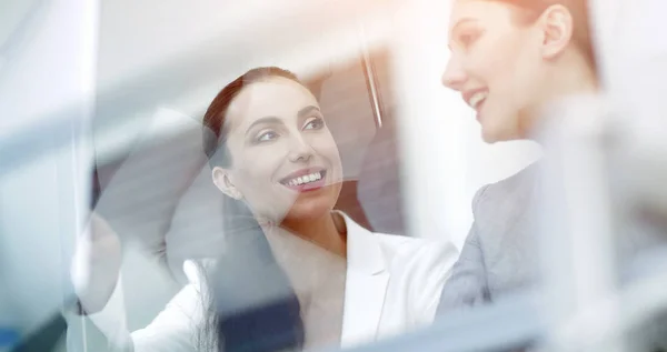 Hinter der Glas.Kollegen sitzen am Schreibtisch — Stockfoto