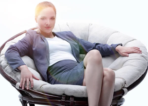 Zakenvrouw zitten in een ronde stoel rotan — Stockfoto