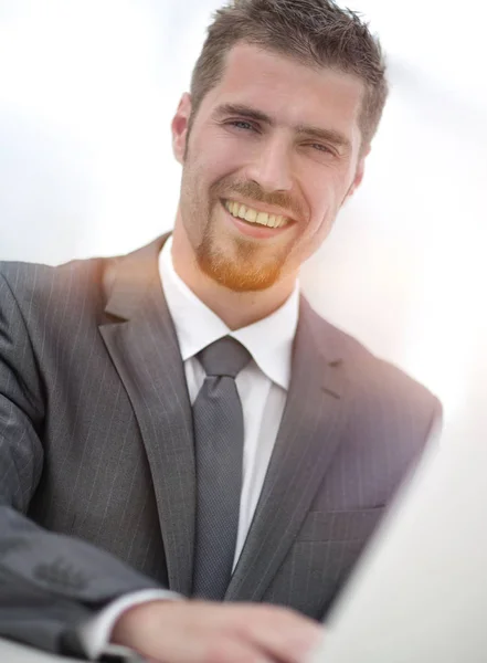 Dizüstü bilgisayarda çalışma closeup.businessman. — Stok fotoğraf