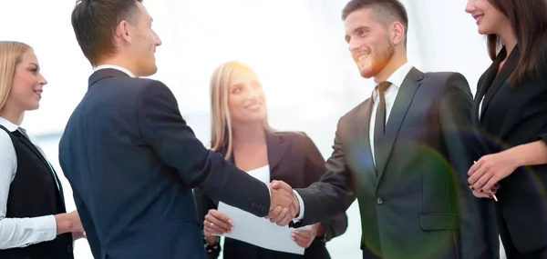 Handshake de equipe de negócios e parceiros de negócios — Fotografia de Stock