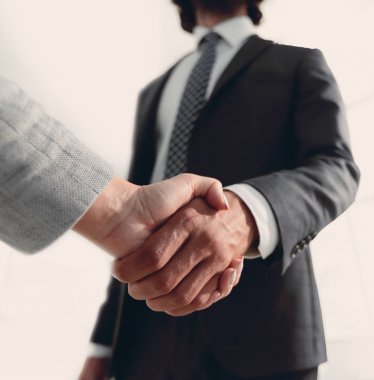 Gülümseyen iş adamı el sıkışma ortak toplantısında heyecanlı,