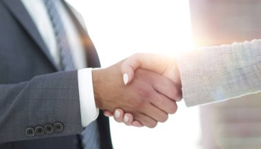 İşadamları el sıkışma başarılı iş toplantı sonrasında
