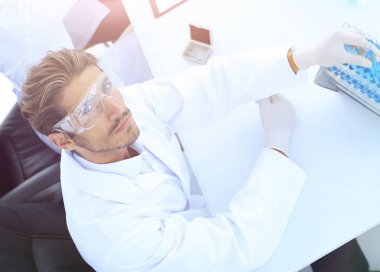 Bilim adamları workp bir mikroskop ve yapmak notları ile çalışma