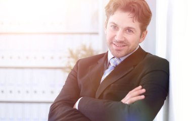 ofis arka planda duran closeup.handsome iş adamı