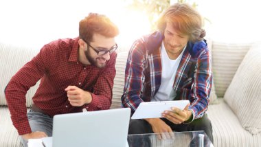 yaratıcı web tasarımcıları bir tablet ve bir dizüstü bilgisayar ile çalışma.