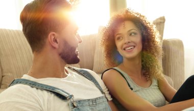 Yeni bir dairede oturan mutlu evli bir çiftin yakın çekimi.