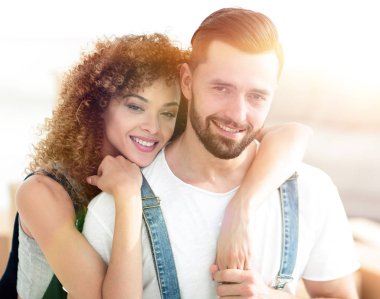 Yeni bir daire arka plan üzerinde yeni evliler Close-Up