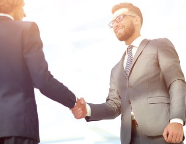 İş tokalaşması ve iş adamları.