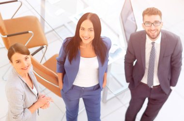 İş ortakları toplantıda belge ve fikirleri tartışıyor