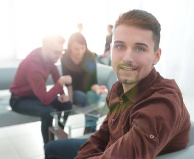 İşletme takımının arka planında çalışan