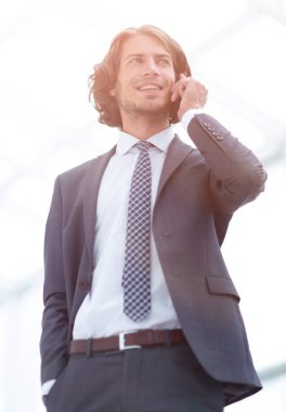 Mobil .isolated beyaz üzerine konuşurken işadamı.