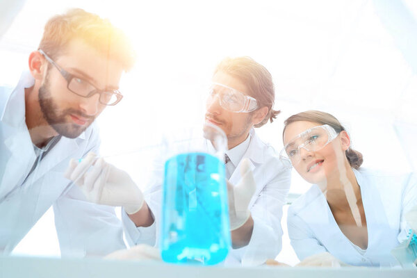 Группа ученых, работающих над экспериментом в лаборатории
