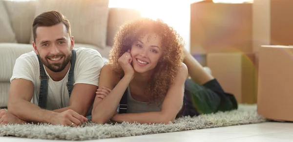 Szczęśliwa para leży na podłodze w nowym mieszkaniu — Zdjęcie stockowe