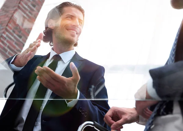 Geschäftspartner im Gespräch, am Schreibtisch sitzend — Stockfoto