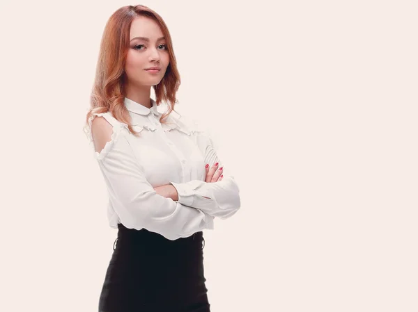 Портрет деловой женщины, стоящей со сложенными руками — стоковое фото