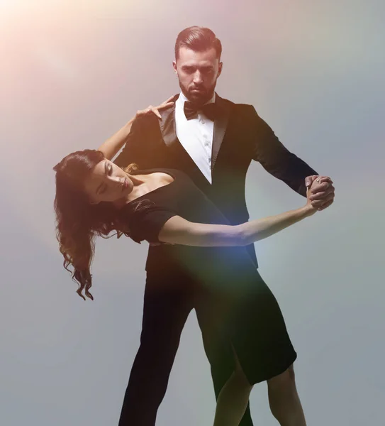 Retrato de pareja joven bailando sobre fondo gris —  Fotos de Stock