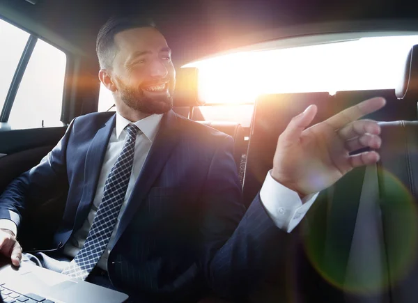 Fiducioso uomo d'affari che parla in auto — Foto Stock