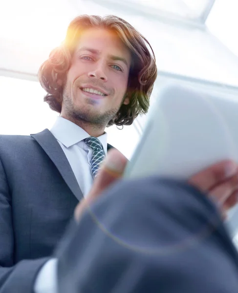 Närbild .businessman arbetar på digitala tablett — Stockfoto