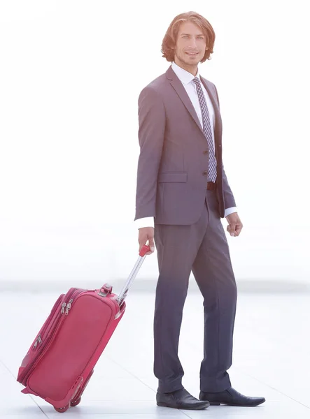 Leende affärskvinna med resor resväska — Stockfoto