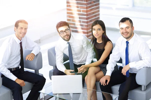 Echipa de afaceri de succes care stă în lobby-ul biroului — Fotografie, imagine de stoc