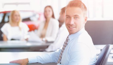 Masada oturan kendine güvenen işadamı portresi