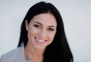 Başarılı genç bir kadının yakın plan yüzü..