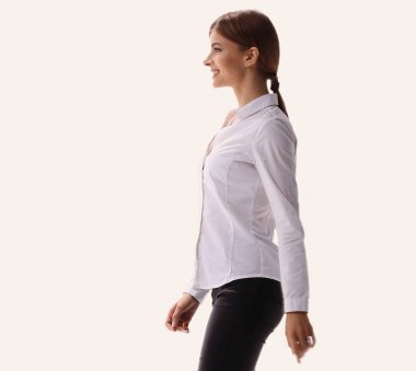 Tarafsız bakış. Tamamen büyümüş. Kendine güvenen genç bir kadın güvenli bir şekilde ilerliyor..