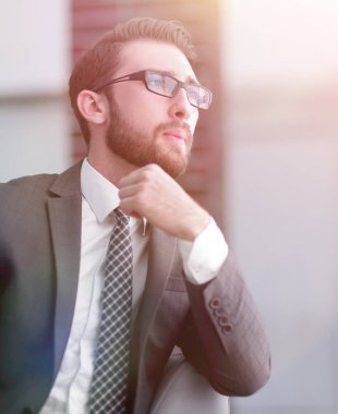 Yakışıklı iş adamı ofisindeki kanepede otururken...