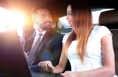 Arabanın içine çalışma iş insanlar Toplantı