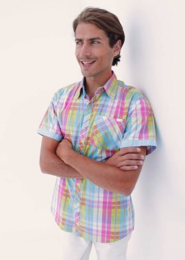 Çekici genç erkekler. beyaz üzerine izole