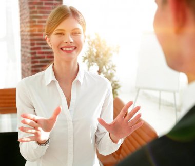 Tarafsız bakış. Tamamen büyümüş. Kendine güvenen genç bir kadın güvenli bir şekilde ilerliyor..