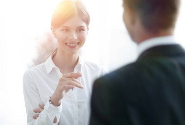 iş kadın bir meslektaşı ile söz..