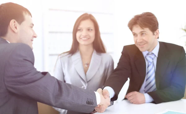 Parceiros de negócios handshake no local de trabalho — Fotografia de Stock