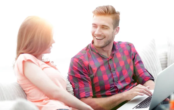 Closeup of a smiling young couple with laptop — Stock Photo, Image