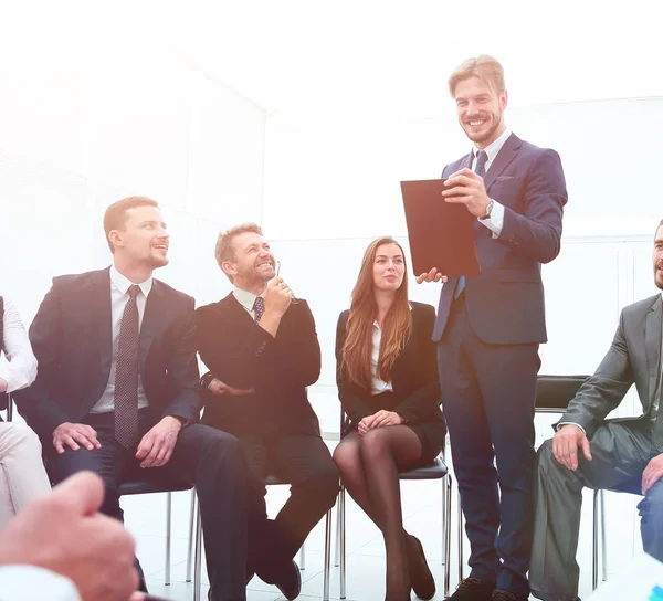 Entrenador de negocios comunicarse con el equipo de negocios — Foto de Stock