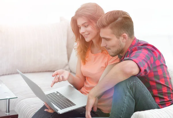 Jovem casal assistindo vídeos no laptop — Fotografia de Stock