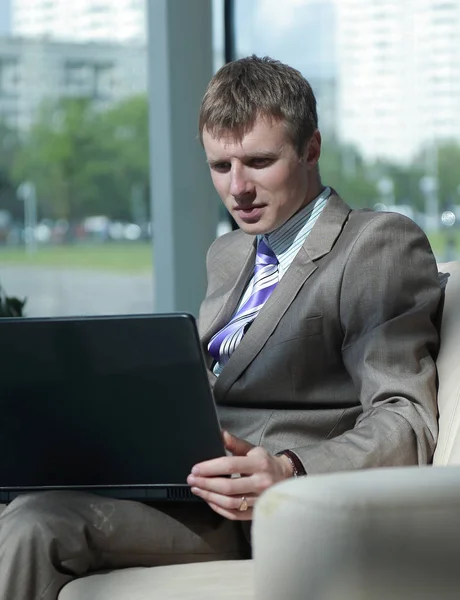 Homem de negócios trabalhando no escritório com laptop em sua mesa . — Fotografia de Stock
