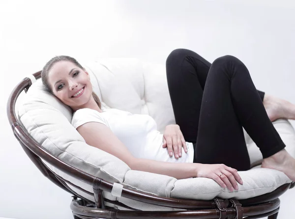 Mujer cansada descansando en una silla fácil hecha de ratán — Foto de Stock