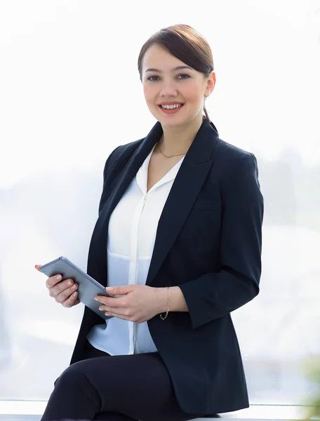 Primer plano de una joven empresaria exitosa con tableta — Foto de Stock