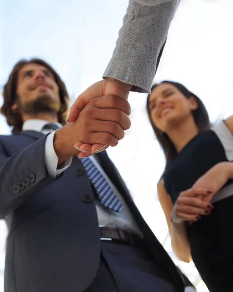 Gli uomini d'affari stringono la mano contro stanza con grande finestra loo — Foto Stock