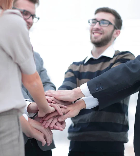 Geschäftskollegen mit übereinandergestapelten Händen — Stockfoto