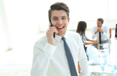 İş adamı cep telefonuyla konuşuyor..