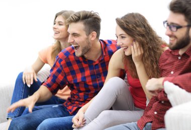 Arkadaş kanepede oturan en sevdiğiniz programı izliyor.