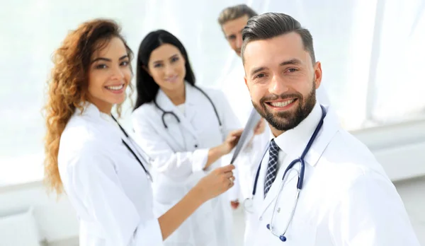 Retrato de um médico idoso ensinando estudantes de medicina . — Fotografia de Stock