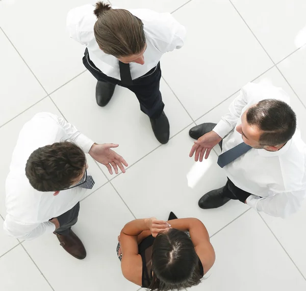 Vista dall'alto. l'immagine di sfondo di un team aziendale che discute questioni di business . — Foto Stock