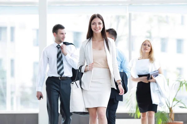 Mujer de negocios moderna caminando en el amplio vestíbulo — Foto de Stock