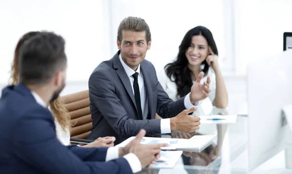 Mitarbeiter besprechen Arbeitsthemen — Stockfoto