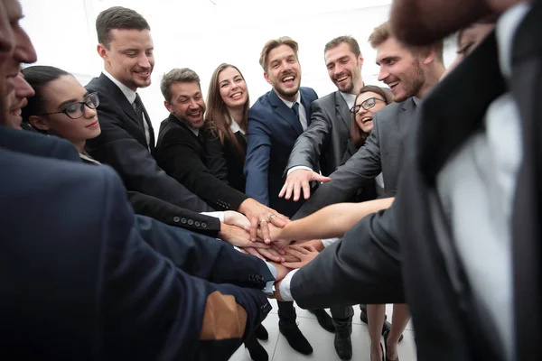 Große Gruppe von Geschäftsleuten, die mit gefalteten Händen zusammen stehen — Stockfoto