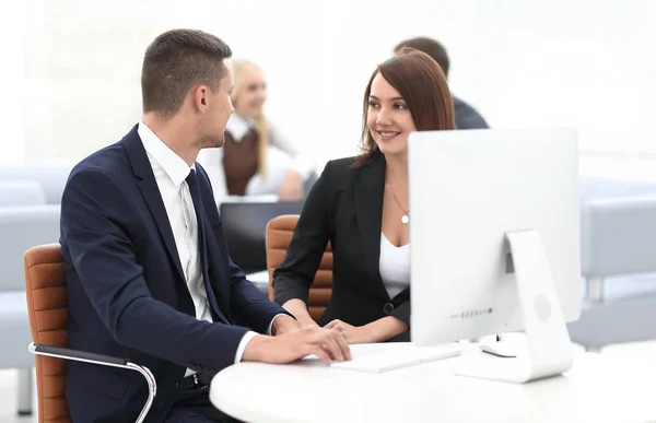 Employés assis derrière un bureau dans le bureau — Photo